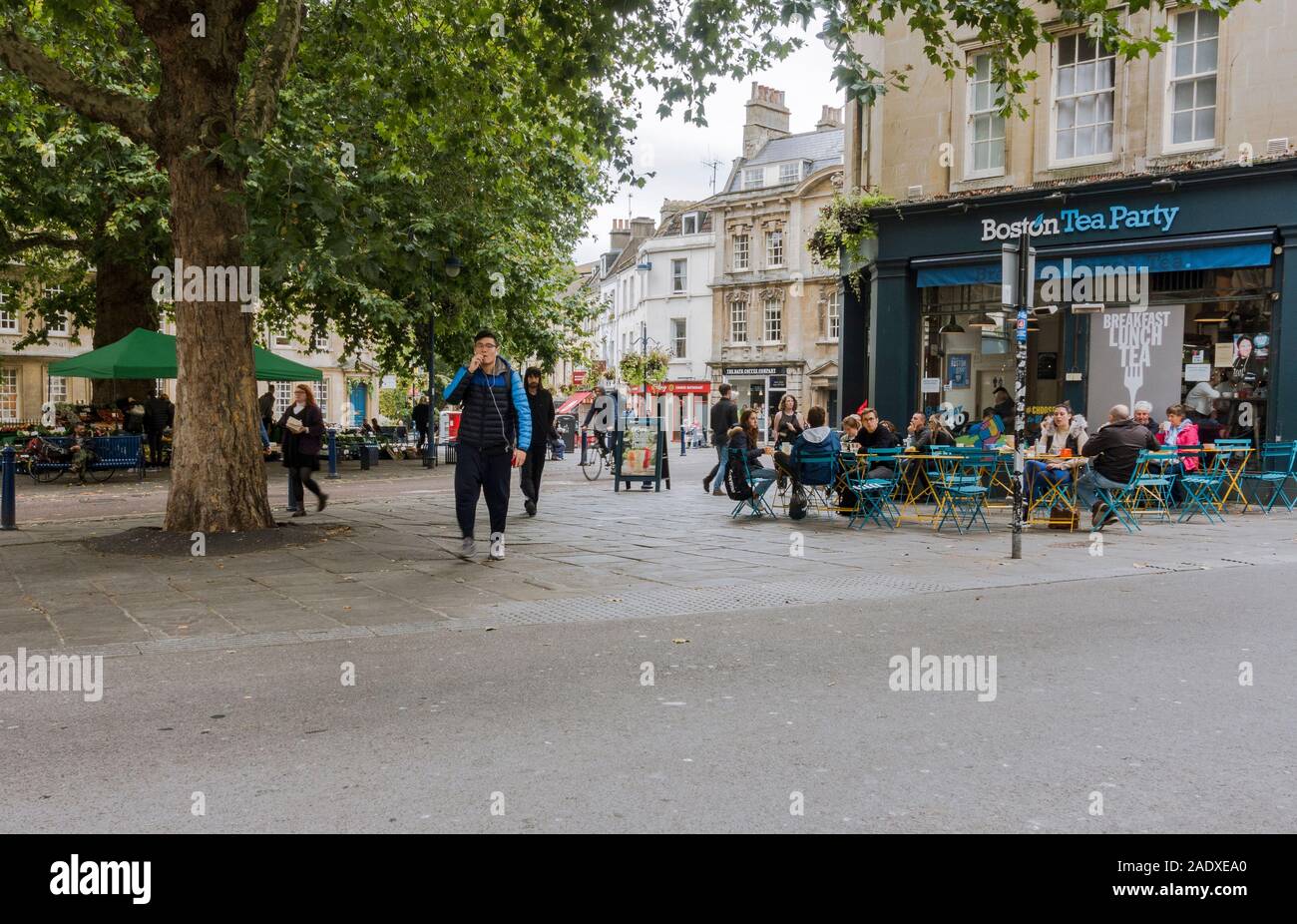 Negozi, caffè e terrazze a Bath Kingsmead Square, Bath, Somerset, Inghilterra, Regno Unito Foto Stock