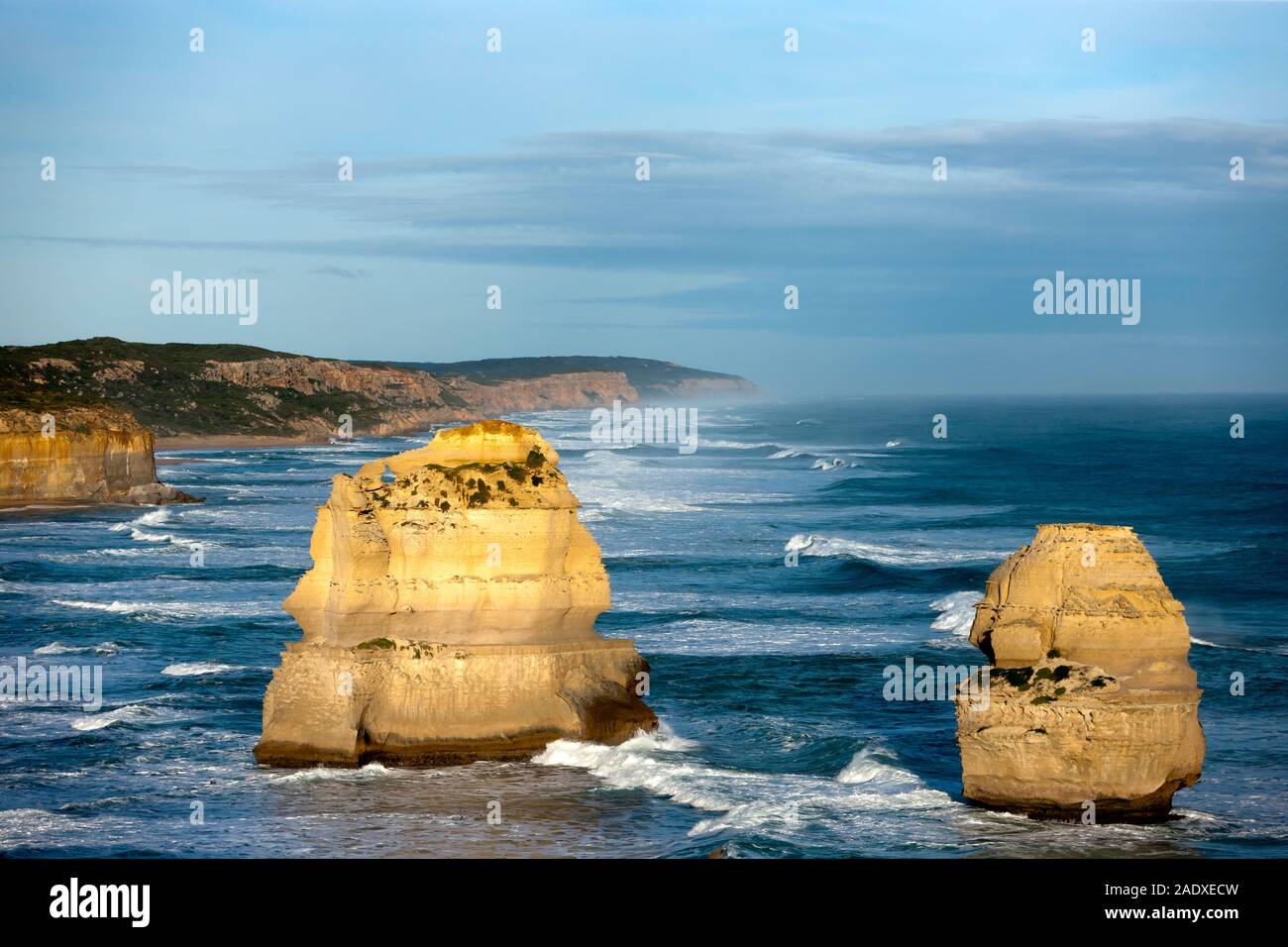 Due dei dodici apostoli fuori Riva del Parco Nazionale di Port Campbell, mediante la Great Ocean Road in Victoria Foto Stock