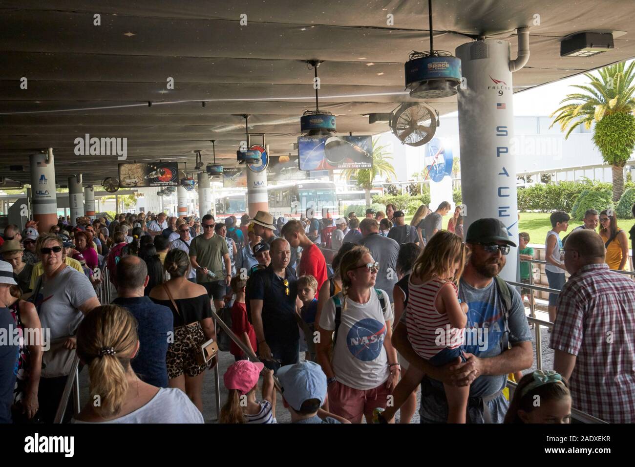 I turisti in coda in una calda giornata estiva per la Nasa il tour bus Kennedy Space Center florida usa Foto Stock