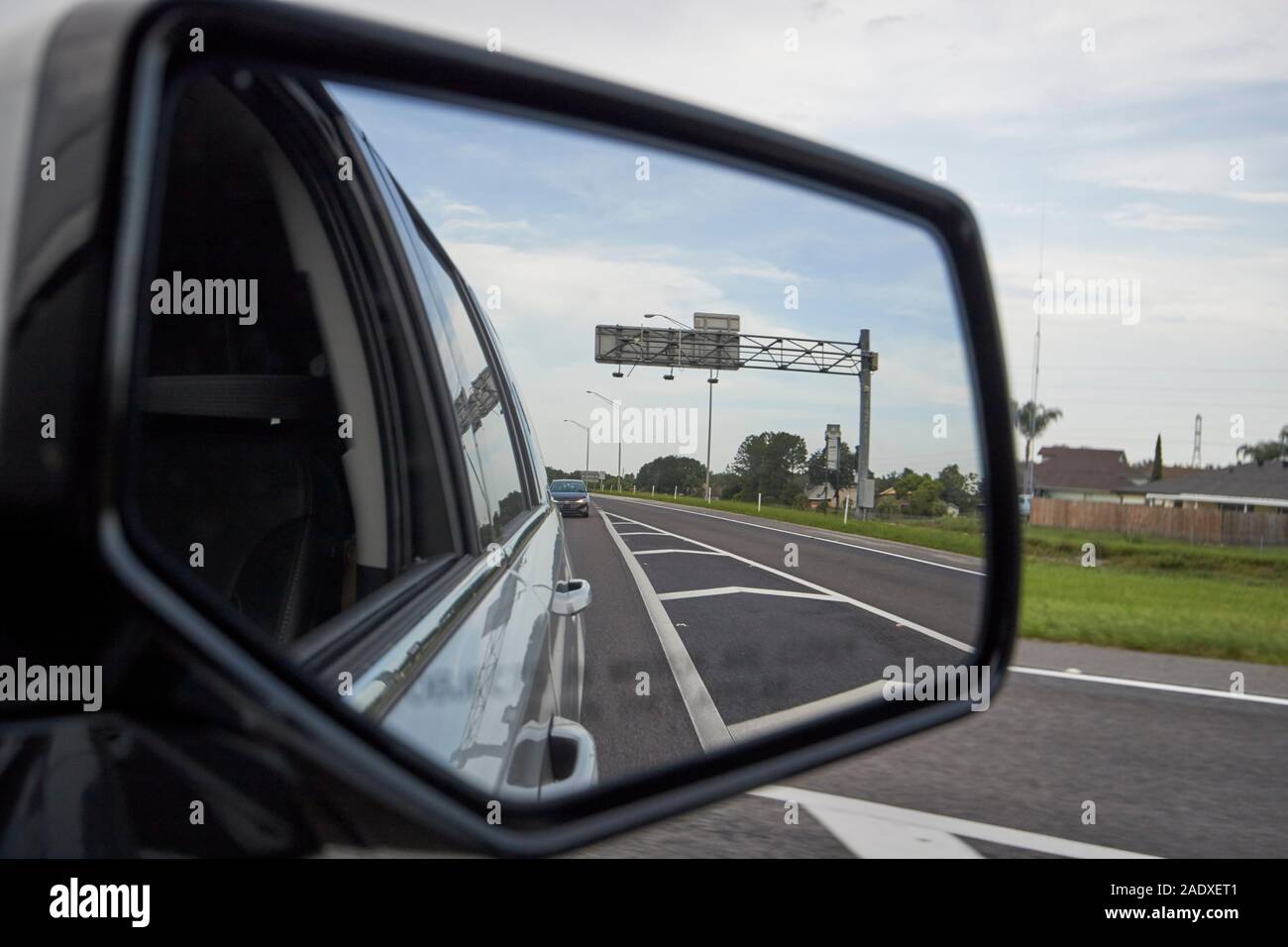Cerca nella vista laterale specchio posteriore sulla superstrada in Florida usa Foto Stock
