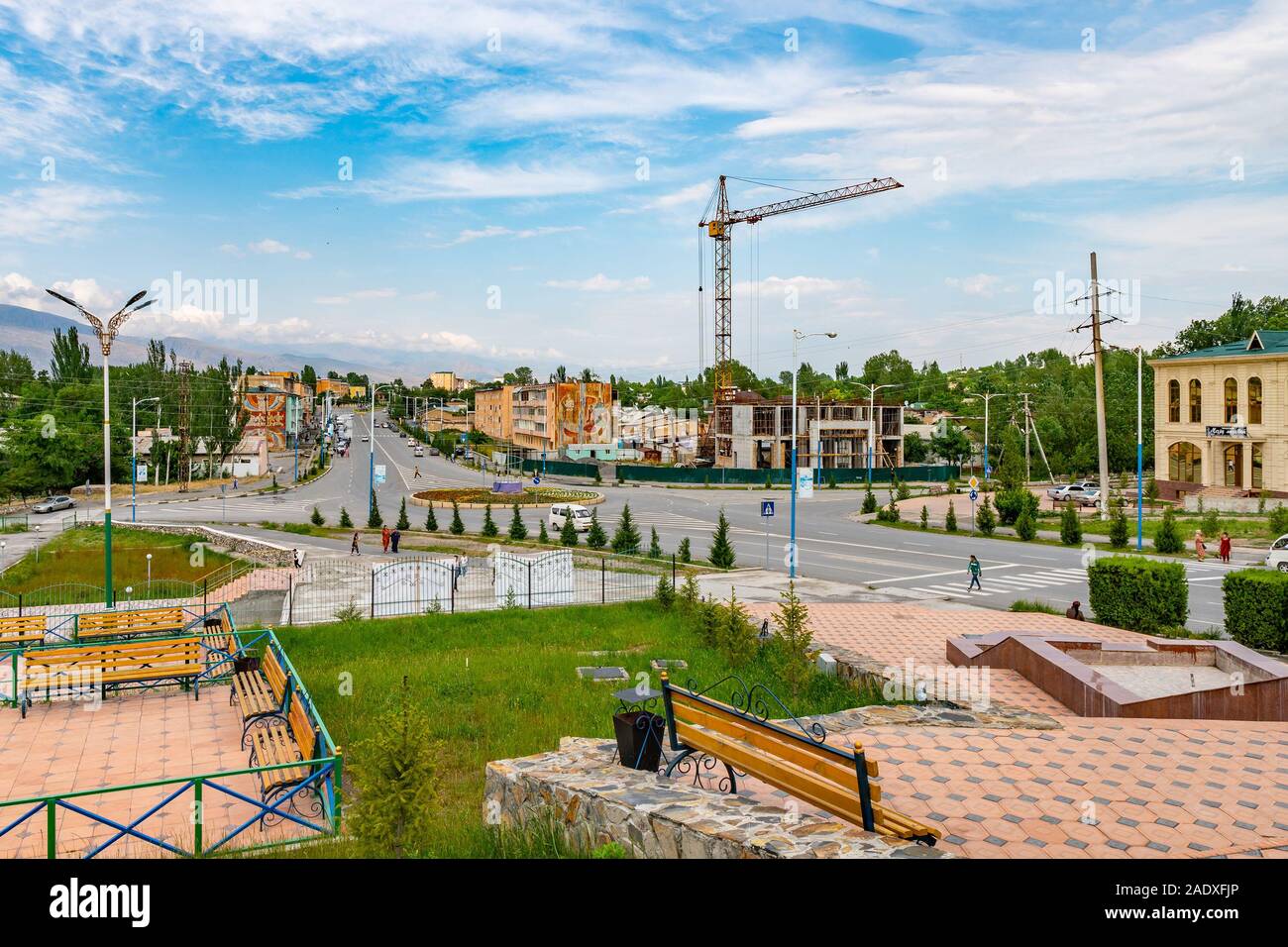 Penjikent Rudaki Avenue Ring Road ad alto angolo di visione con la guida di auto e persone a piedi su un nuvoloso cielo blu giorno Foto Stock