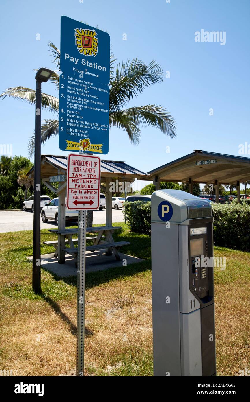 Stazione a pagamento Parcheggio segni in cocoa beach florida usa Foto Stock