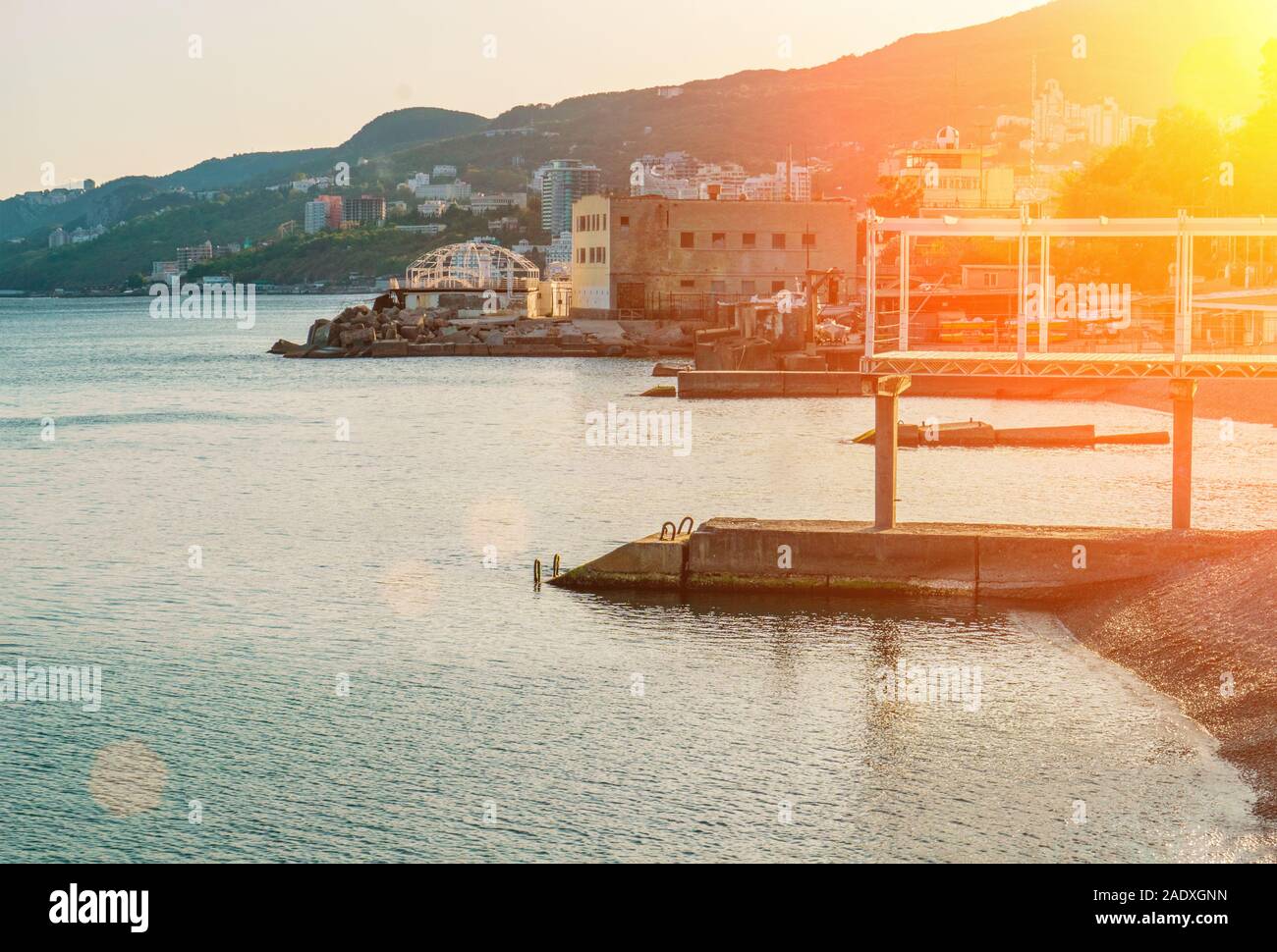 Vista della costa. Spiaggia di Massandra, Yalta, Crimea. Telai metallici ripari dal sole. Foto Stock