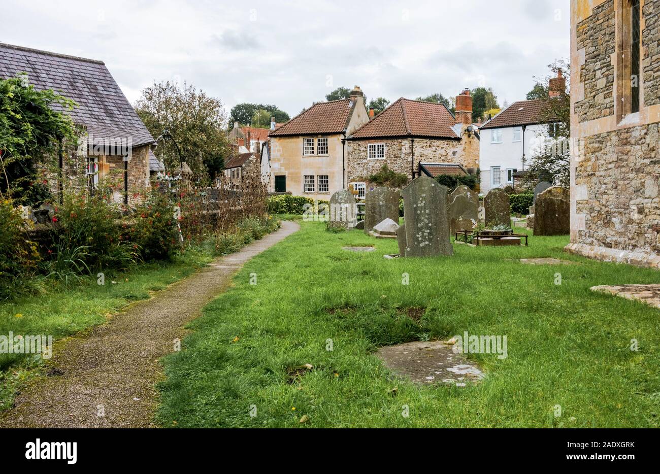 A Pensford, villaggio storico nel Somerset, St Thomas à Becket chiesa con cimitero, Publow, Inghilterra, Regno Unito. Foto Stock