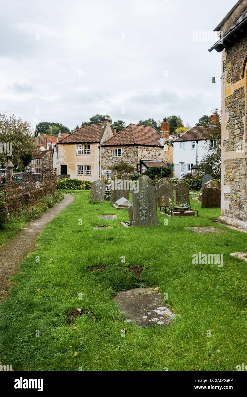 A Pensford, villaggio storico nel Somerset, St Thomas à Becket chiesa con cimitero, Publow, Inghilterra, Regno Unito. Foto Stock