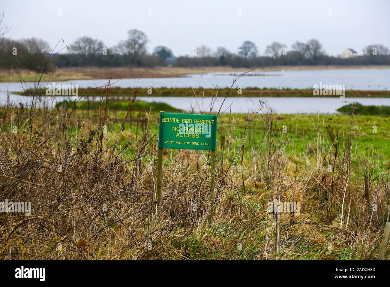 Un cartello che diceva Belvide Bird Reserve, nessun accesso pubblico, West Midland Bird Club, Belvide serbatoio in South Staffordshire, England, Regno Unito Foto Stock