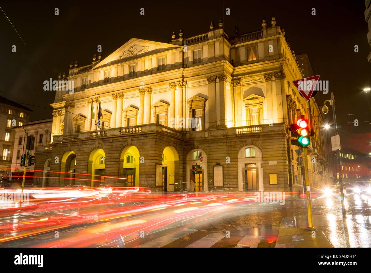 Il Teatro alla Scala La Scala) di notte in Milano, Italia. Sentieri di luce del traffico automobilistico. Foto Stock