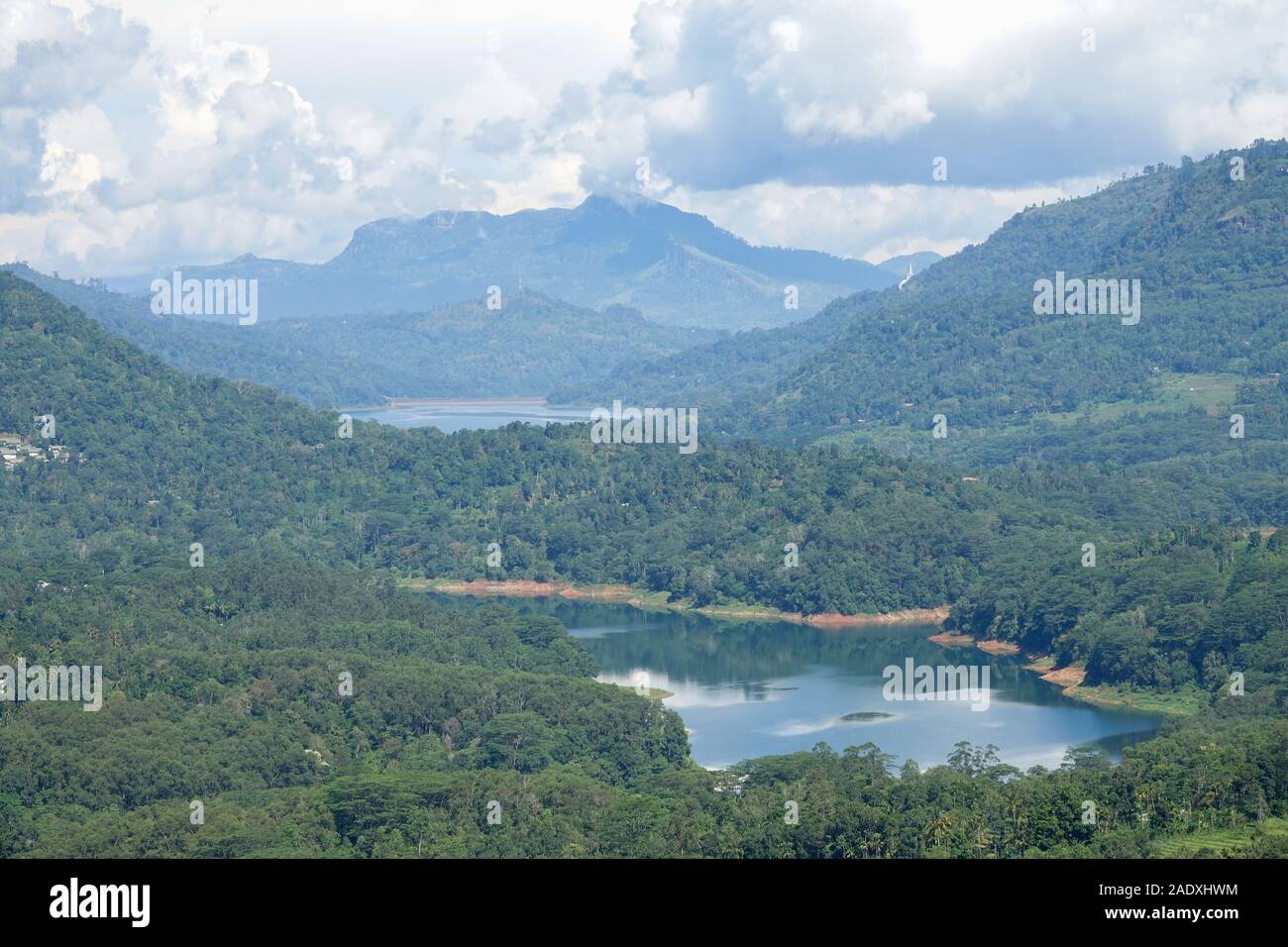 Paesaggio di montagna in una valle verde con i villaggi. Vista del serbatoio Kotmale, Sri Lanka. Foto Stock