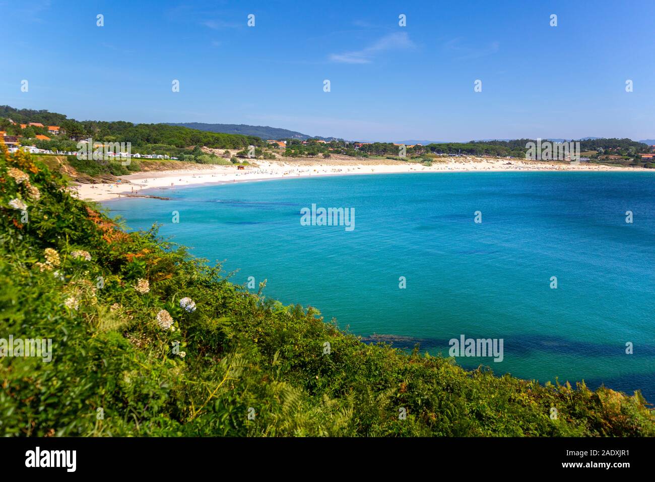 Idilliaca baia con spiaggia di sabbia bianca a morte costa, Lax, Galizia, Spagna Foto Stock