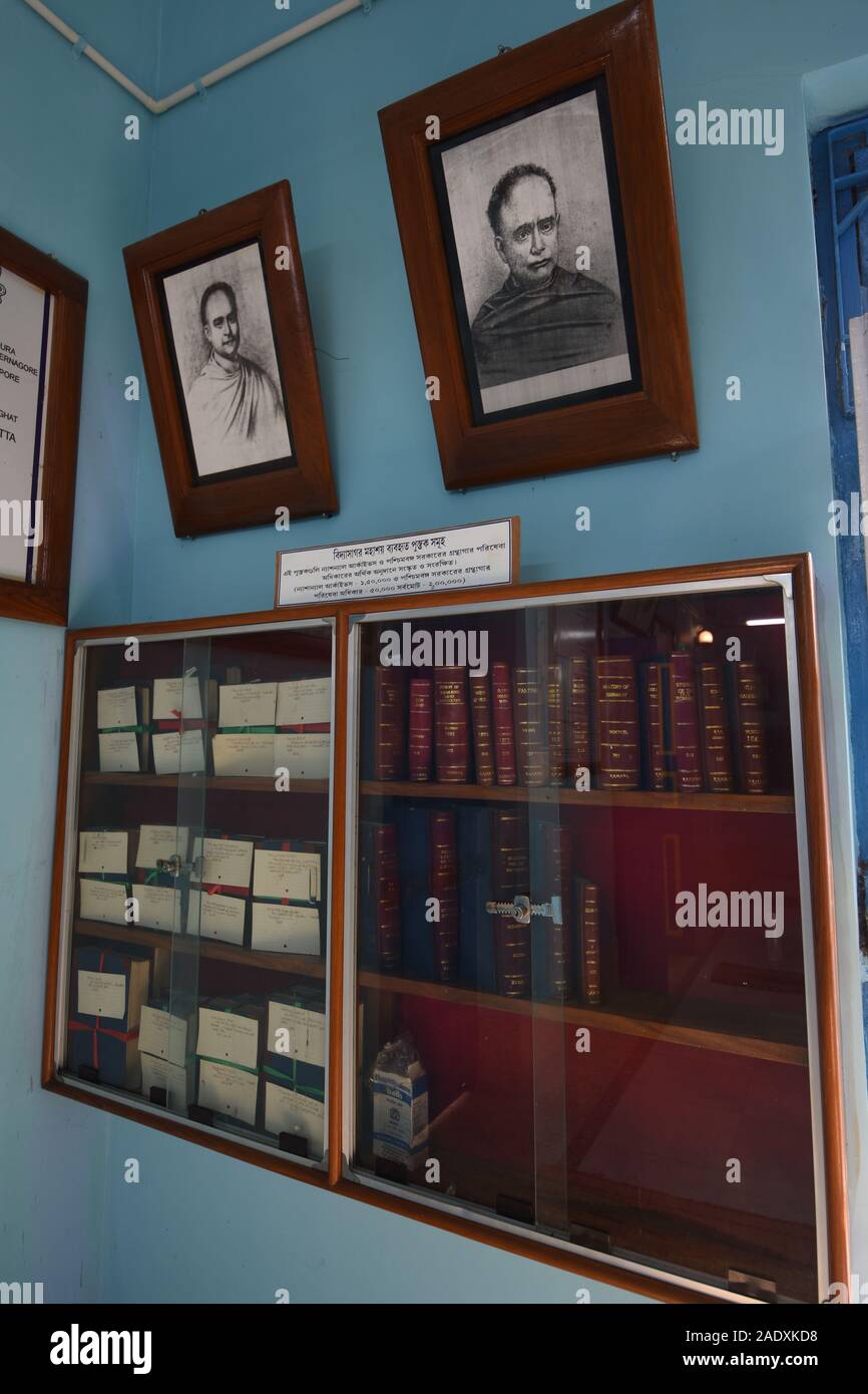 Libri usati da Ishwar Chandra Vidyasagar all'interno dell'Vidyasagar Smriti Mandir (il luogo di nascita di Ishwar Chandra Vidyasagar). Villaggio Birsingha, West Foto Stock