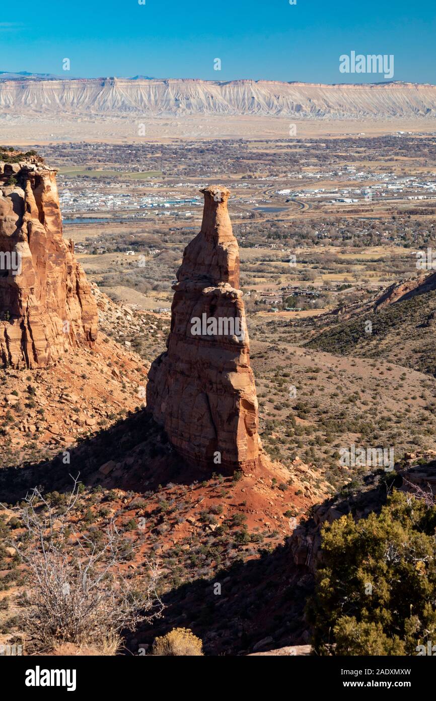 Fruita, Colorado - Indipendenza monumento in Colorado National Monument. In una tradizione annuale, arrampicatori sollevare una bandiera americana sulla sommità del mon Foto Stock