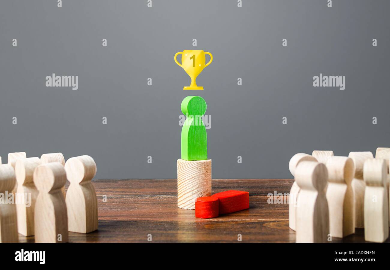 Green Man trionfa sul red avversario. Sconfiggi i nemici e diventare il primo, essere il migliore. Offset di testa. Ottimizzazione del business, sostituzione del tasto emplo Foto Stock
