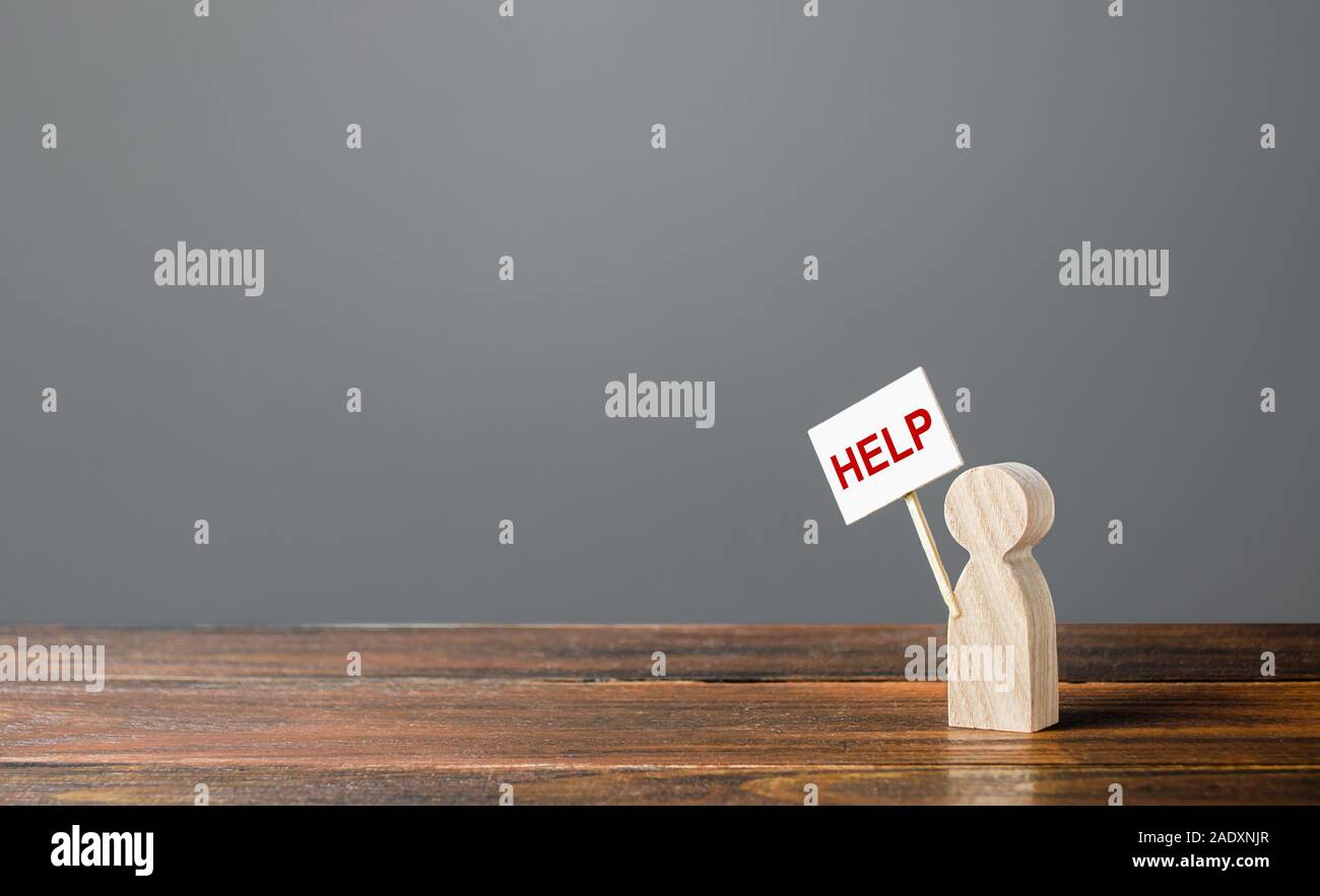 Una figurina umana per chiedere aiuto. Supporto e assistenza, fornendo finanziamenti e informazioni per risolvere i problemi sociali. Domande frequenti, tech Foto Stock
