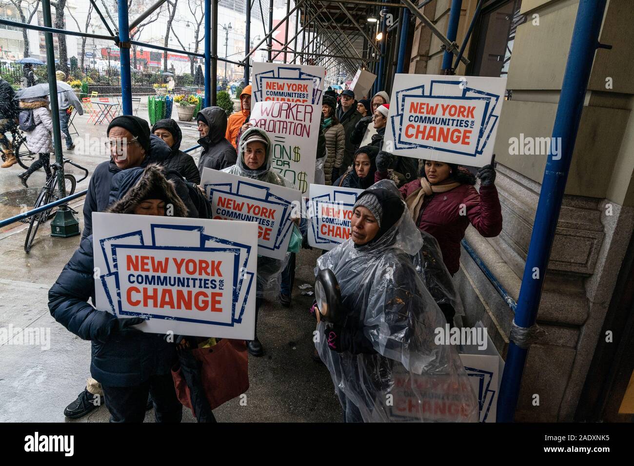 New York, NY - 2 Dicembre 2019: qualche decina di manifestanti a piedi su Cyber lunedì contro Amazon sotto la neve bagnata su Braodway Foto Stock