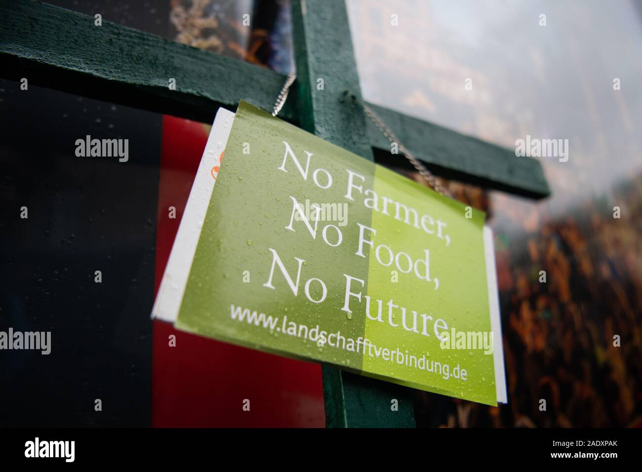 29 novembre 2019, Baden-Wuerttemberg, Stoccarda: un cartello con la scritta "Nessun agricoltore, nessun alimento, nessun futuro' appeso su una croce verde appoggiato contro una parete. Foto: Tom Weller/dpa Foto Stock