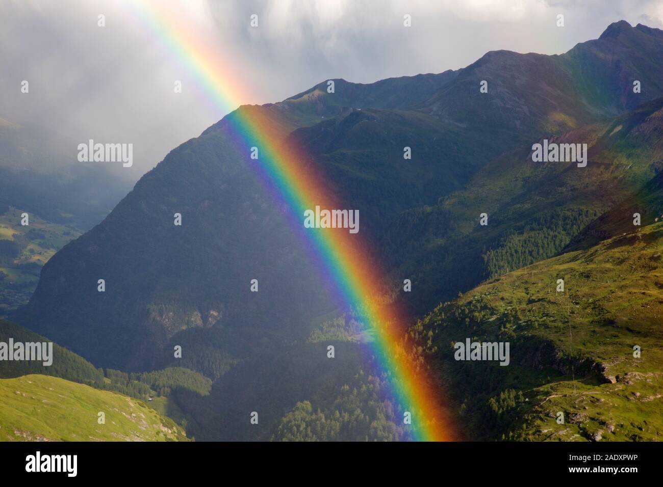 Rainbow su Mölltal / Moelltal Valley, il Parco Nazionale degli Alti Tauri in Carinzia, Austria / Carinzia, Austria Foto Stock