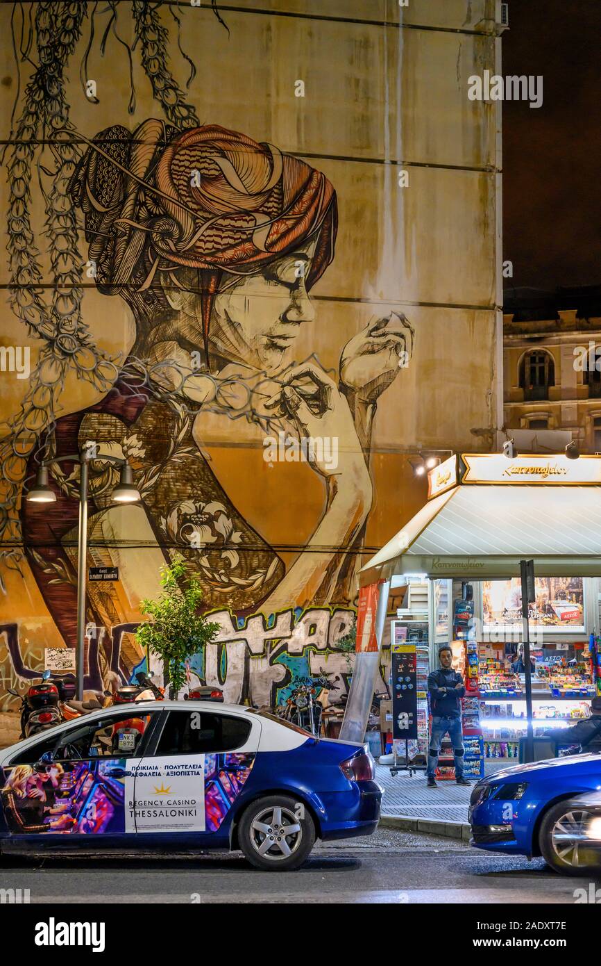 Arte di strada e la vita notturna nel popolare quartiere Ladadika di Salonicco, Macedonia, Grecia settentrionale Foto Stock