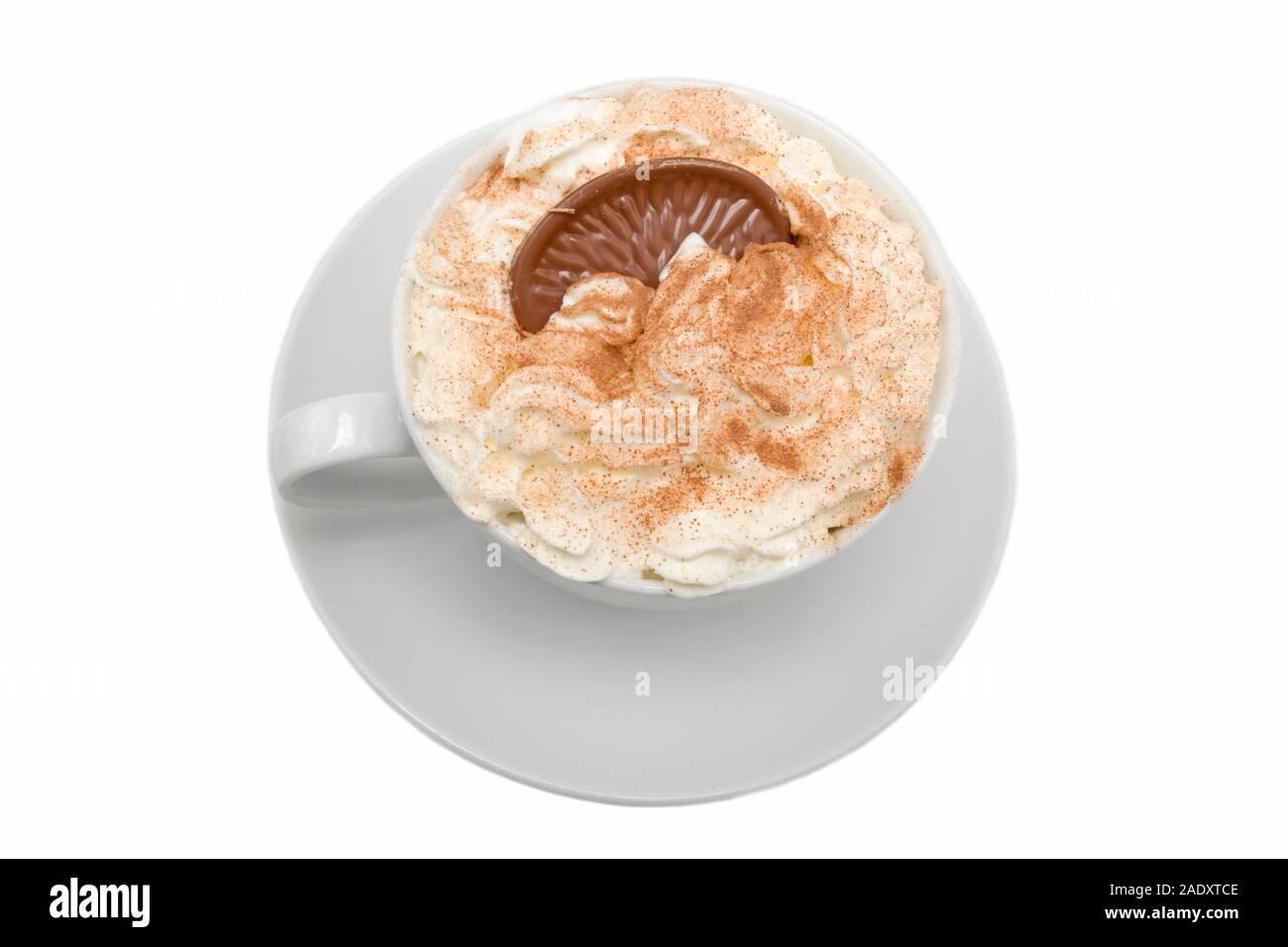 Guardando verso il basso su una cioccolata calda da bere con cioccolato segmento arancione isolato su sfondo bianco Foto Stock