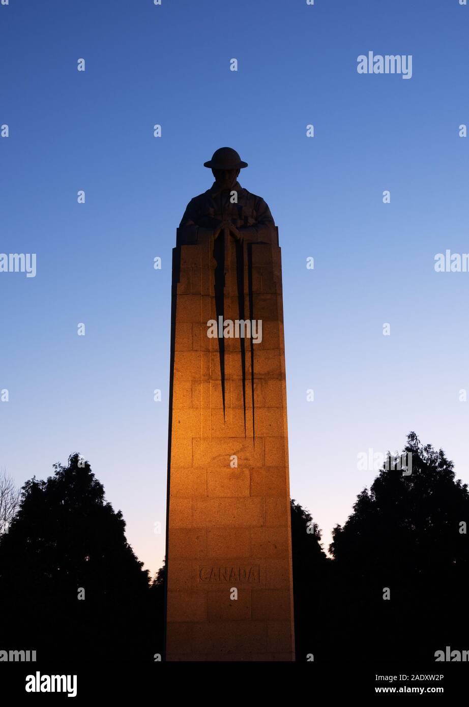 Il Monumento Commemorativo Canadese a Vancouver Corner prima dell'alba, St Julien, Ypres salienti, Belgio Foto Stock