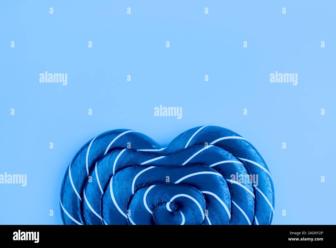 Lecca-lecca su sfondo blu. Lay piatto. La minima nozione. Foto Stock