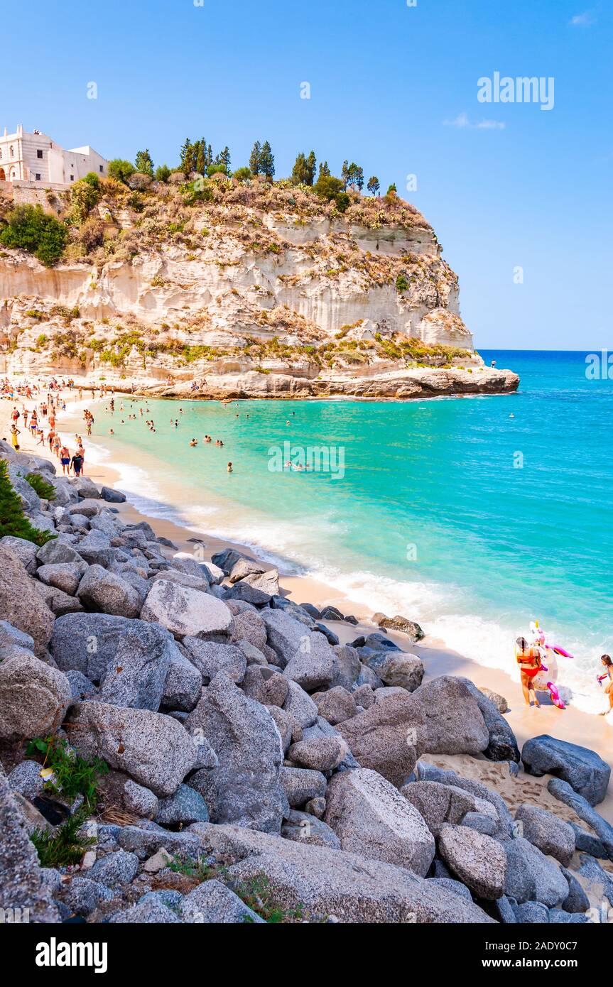 Rotonda Beach, Tropea in Calabria, Italia - 07 Settembre 2019: Panorama  sulla famosa spiaggia della Rotonda piena di appoggio dove poter prendere  il sole e nuotare persone. Sa Foto stock - Alamy