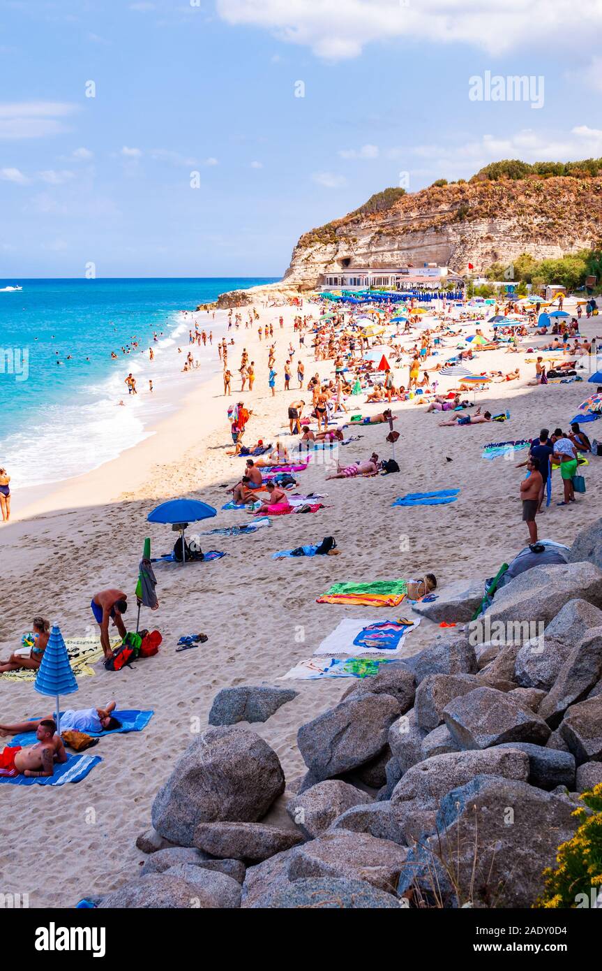 Rotonda Beach, Tropea in Calabria, Italia - 07 Settembre 2019: Panorama  sulla famosa spiaggia della Rotonda piena di appoggio dove poter prendere  il sole e nuotare persone. Po Foto stock - Alamy
