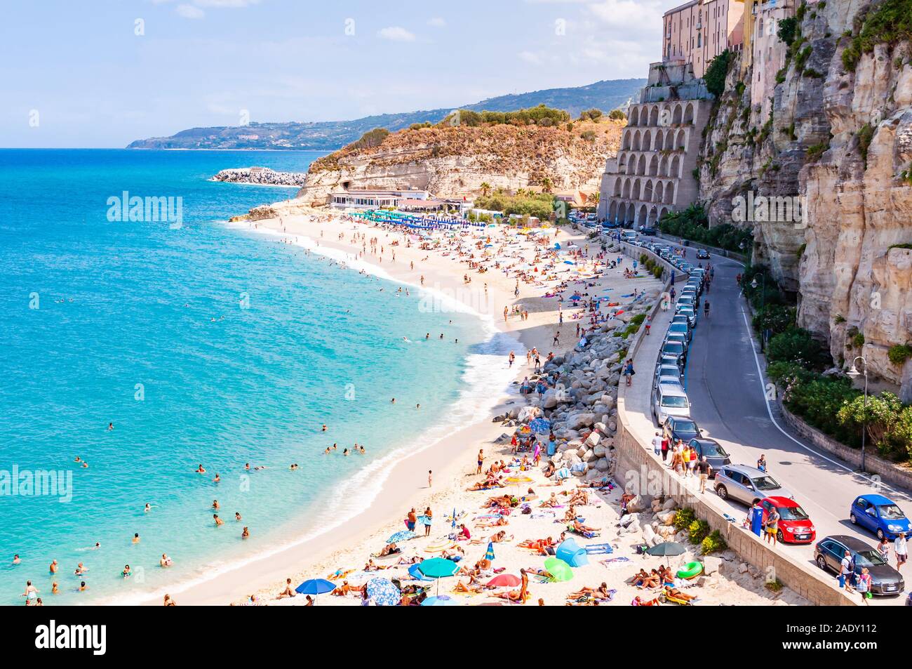 Tropea in Calabria, Italia - 07 Settembre 2019: Rotonda spiaggia piena di  gente. Incredibili spiagge italiane. Passeggiata a mare paesaggio in Tropea  con alte scogliere Foto stock - Alamy