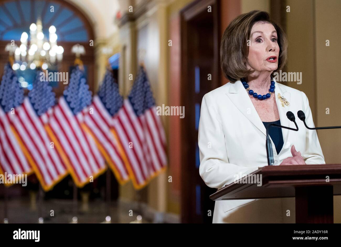 Altoparlante della Camera dei rappresentanti degli Stati Uniti Nancy Pelosi (Democratico della California), annuncia sta chiamando su di noi Casa Comitato giudiziario di procedere con gli articoli di impeachment contro il presidente statunitense Trump dagli altoparlanti balcone del Campidoglio di Washington, DC, giovedì 5 dicembre 2019.Credit: Bill Clark / Pool via CNP /MediaPunch Foto Stock