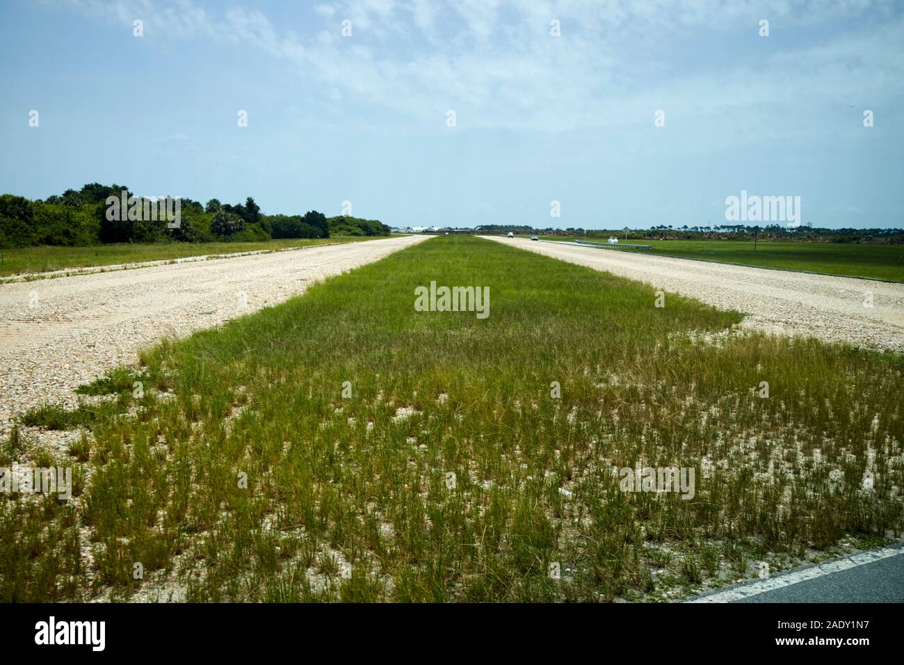 Il centro spaziale Kennedy crawlerway doppio percorso tra il gruppo di veicoli e la costruzione di rampe di lancio florida usa Foto Stock