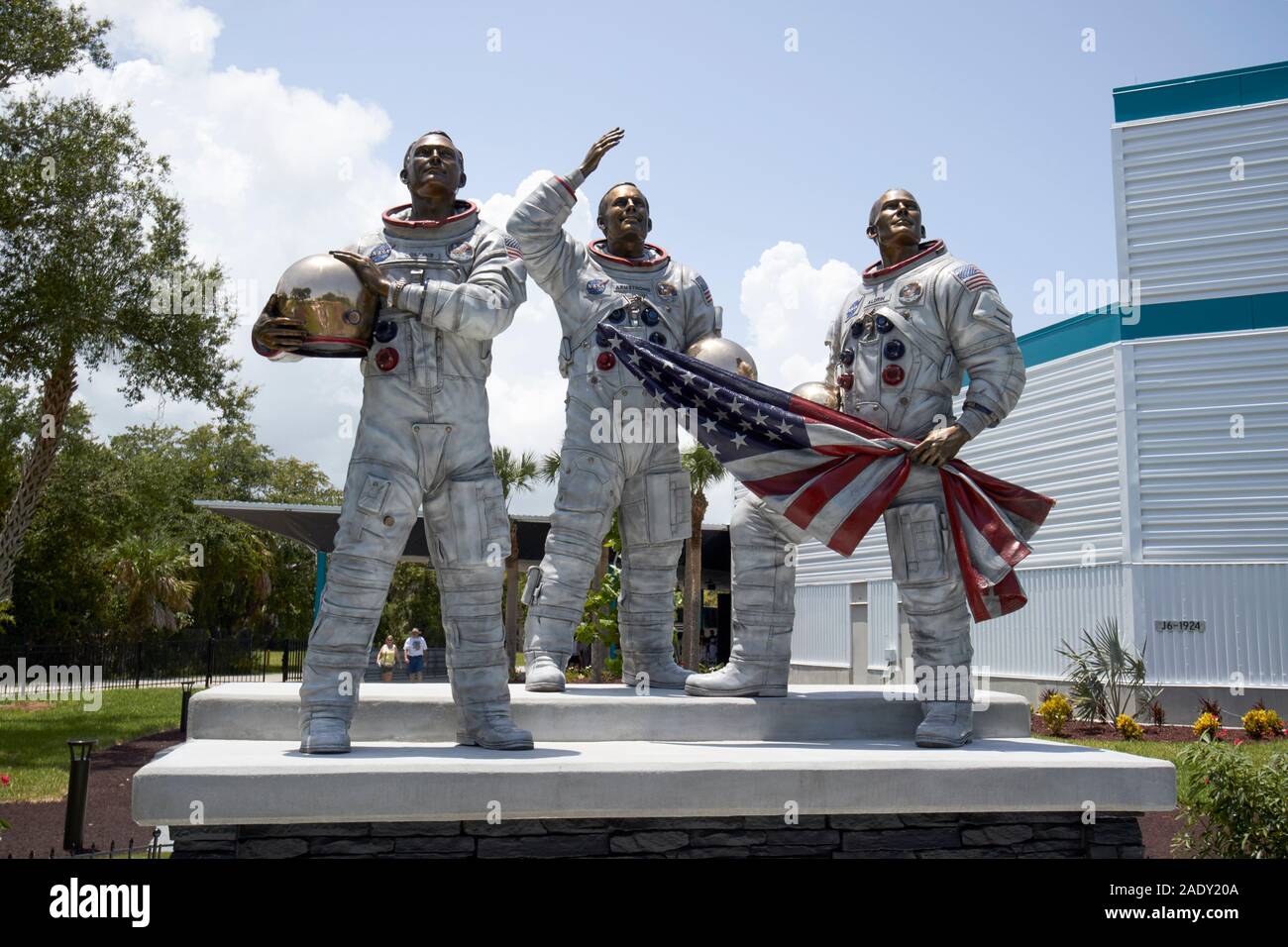 Scultura in bronzo della NASA Apollo 11 astronauti Neil Armstrong e Buzz Aldrin e Michael Collins in luna albero giardino Kennedy Space Center florida usa Foto Stock