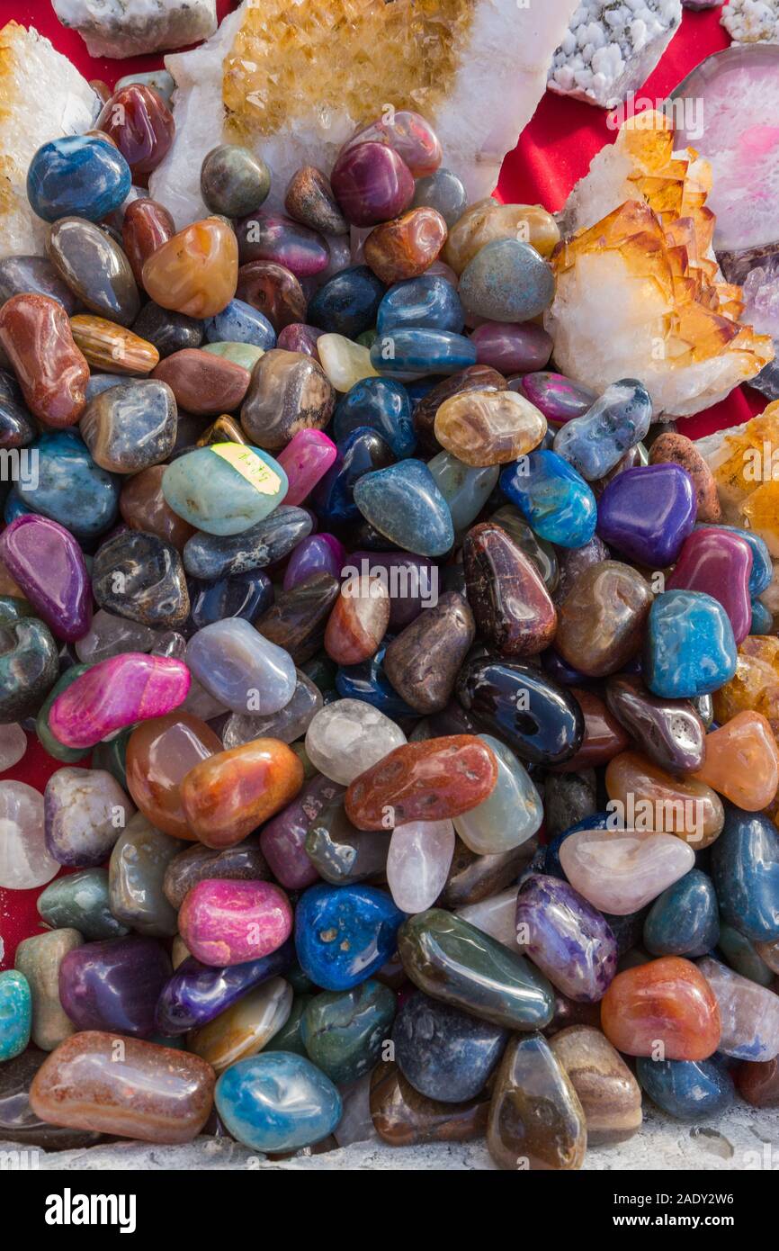 Diversi tipi di pietre e cristalli di diversi colori e tonalità sono  venduti sul mercato per i turisti negli spazi aperti della Romania Foto  stock - Alamy