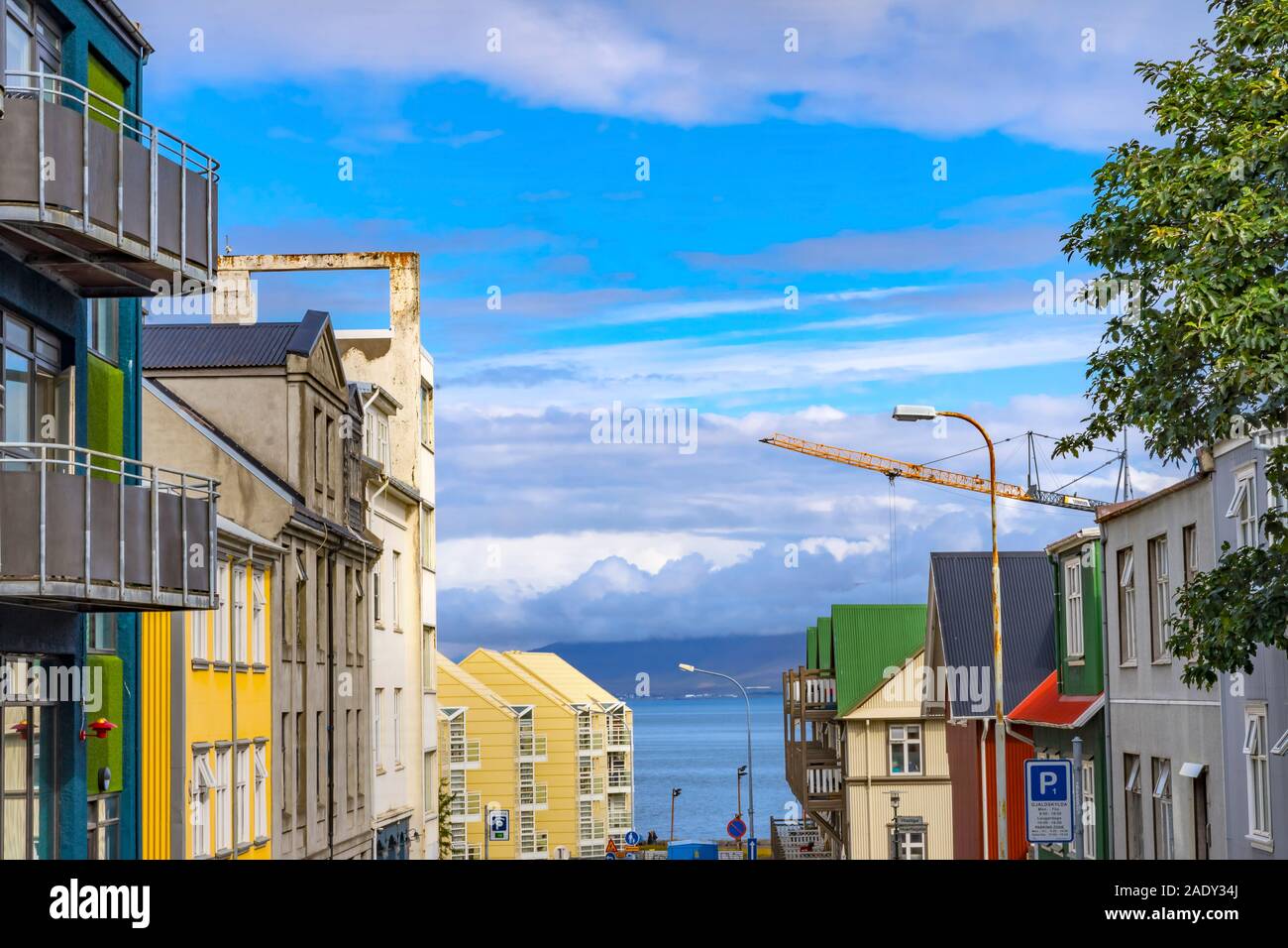 Colorato ferro corrugato metallico Appartamenti Negozi Shopping Street Reykjavik Islanda. Lamiera ondulata utilizzato a causa di riscaldamento geotermico nelle case. Foto Stock