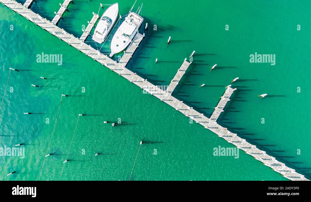 Vista aerea di barche in slitta e il bacino galleggiante, Sag Harbor, NY Foto Stock