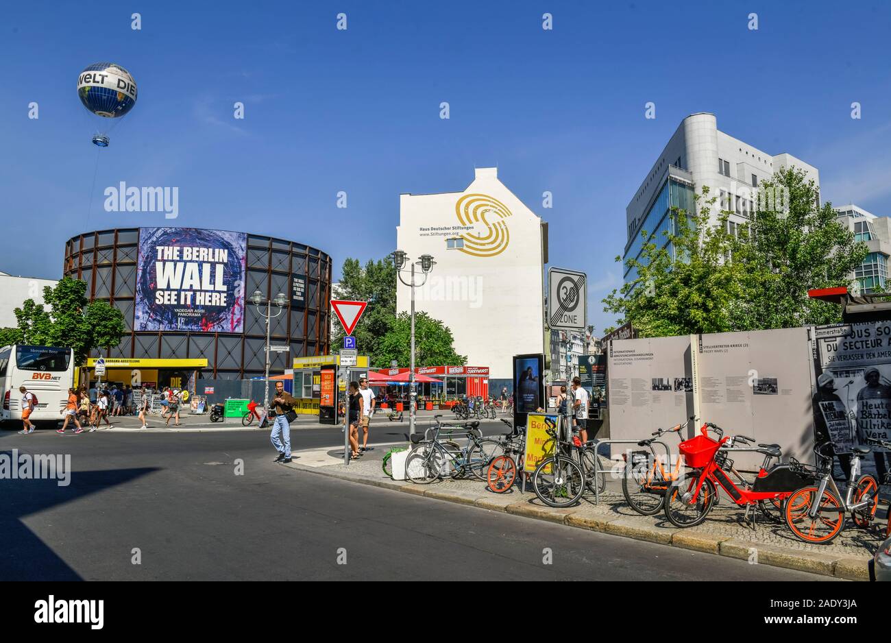 Il Checkpoint Charlie, nel quartiere Mitte di Berlino, Deutschland Foto Stock