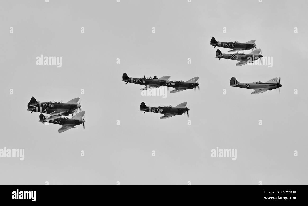 Massa formazione Spitfire airborne nella battaglia di airshow di Gran Bretagna all'IWM Duxford sull'22 settembre 2019 Foto Stock
