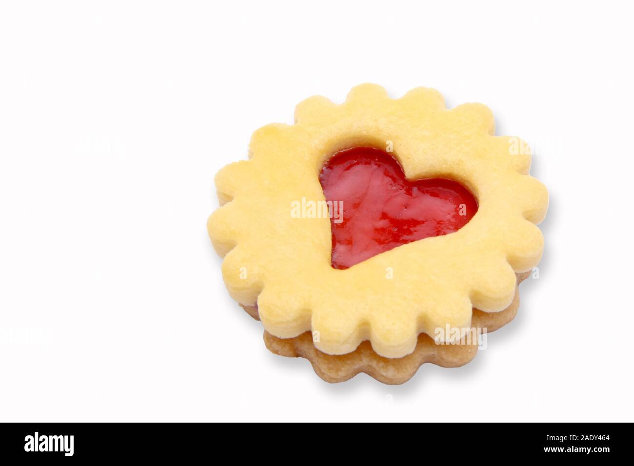 I biscotti con marmellata di rosso, isolato Foto Stock