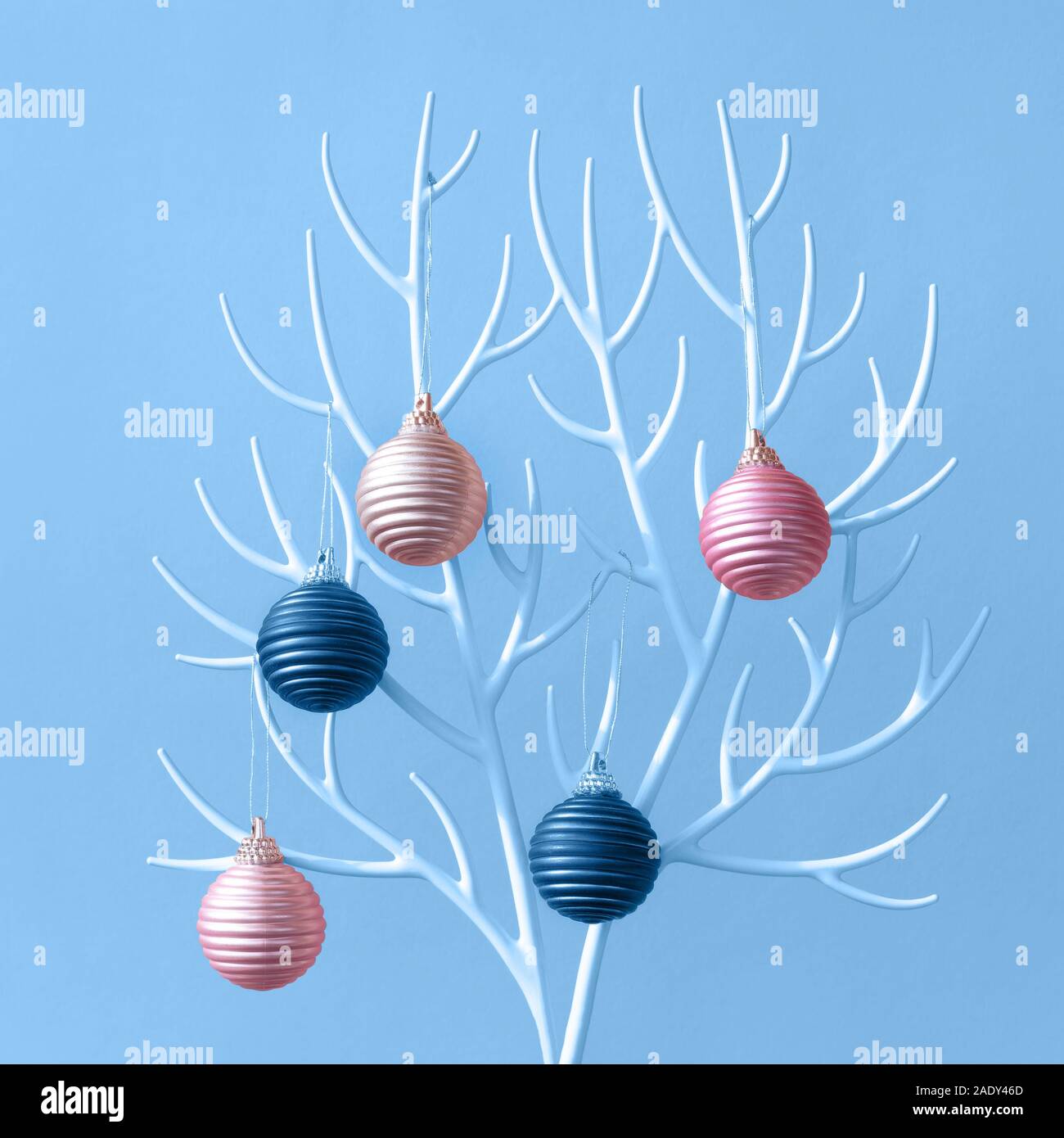 Albero di Natale fatto di plastica bianca di corna e ninnolo decorazione rosa Foto Stock