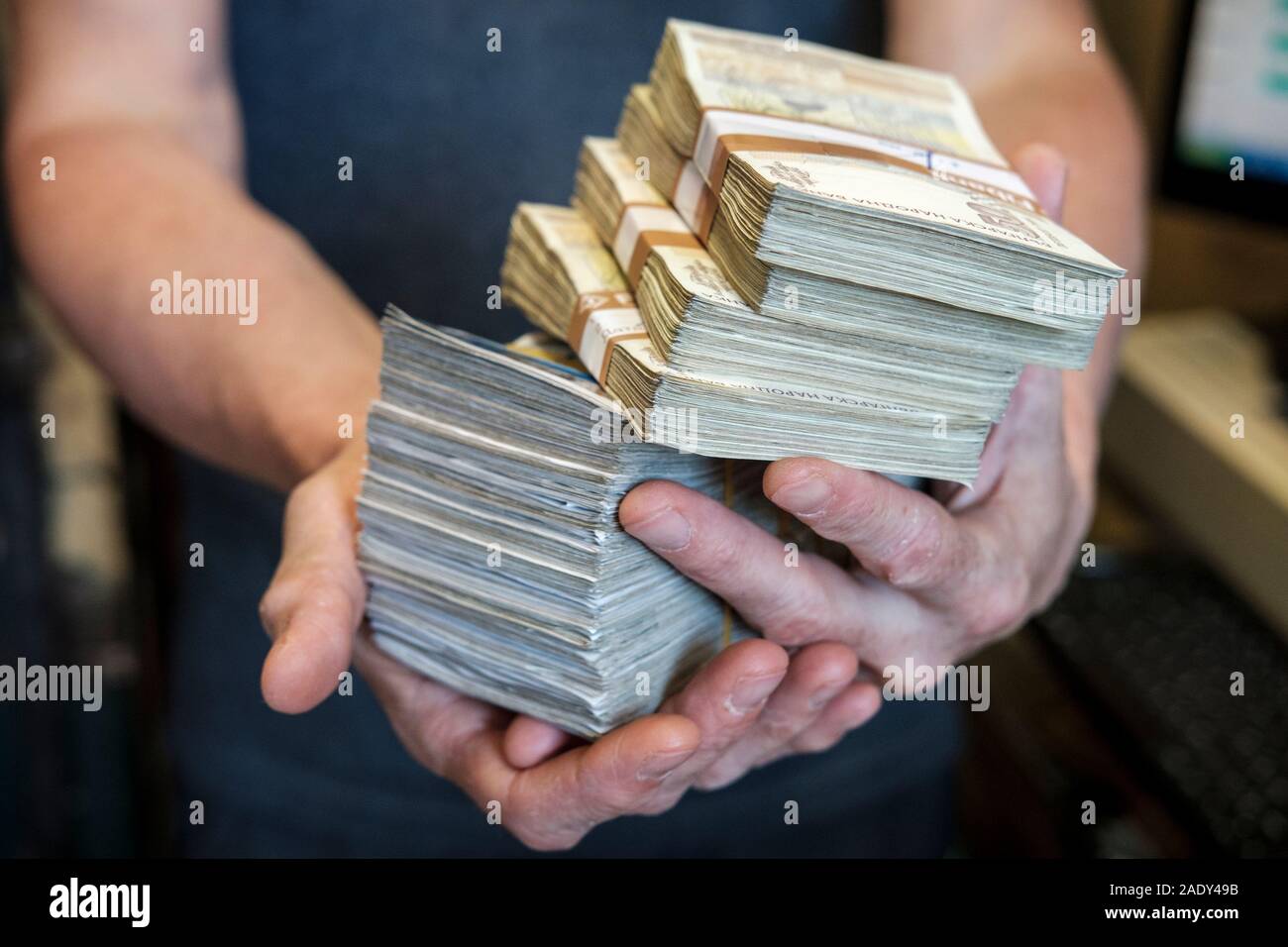 L'uomo detiene mazzette di denaro contante. Moneta bulgara, lev bulgaro. Foto Stock