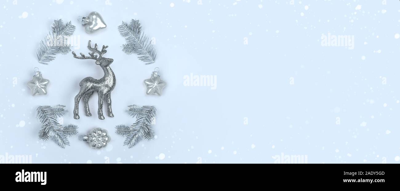 Piatto composizioni laici con decorazioni di Natale con golden scintillante teste di cervi, giocattoli di Natale e silver spruce rami. Foto Stock