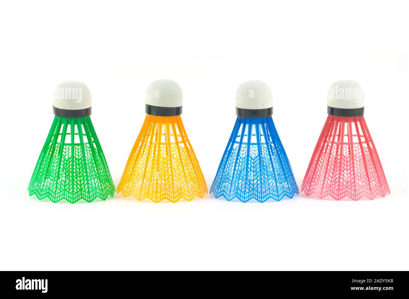 Quattro sintetico colorato badminton volani in-line isolati su sfondo bianco vista frontale Foto Stock