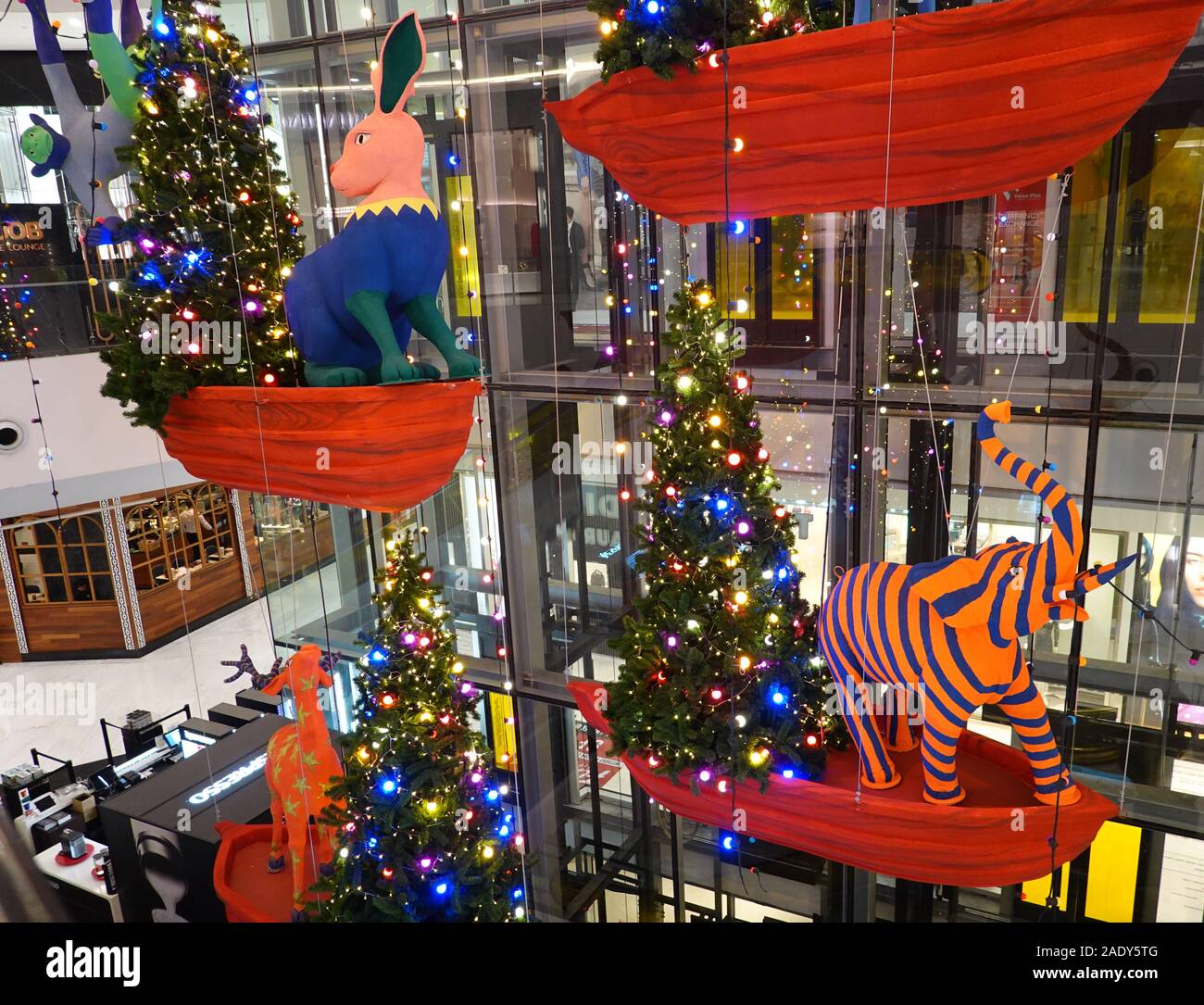 Sukhumvit Bangkok, Thailandia, 11.20.2019, Natale e Anno Nuovo decorazione in Emquartier shopping mall Foto Stock