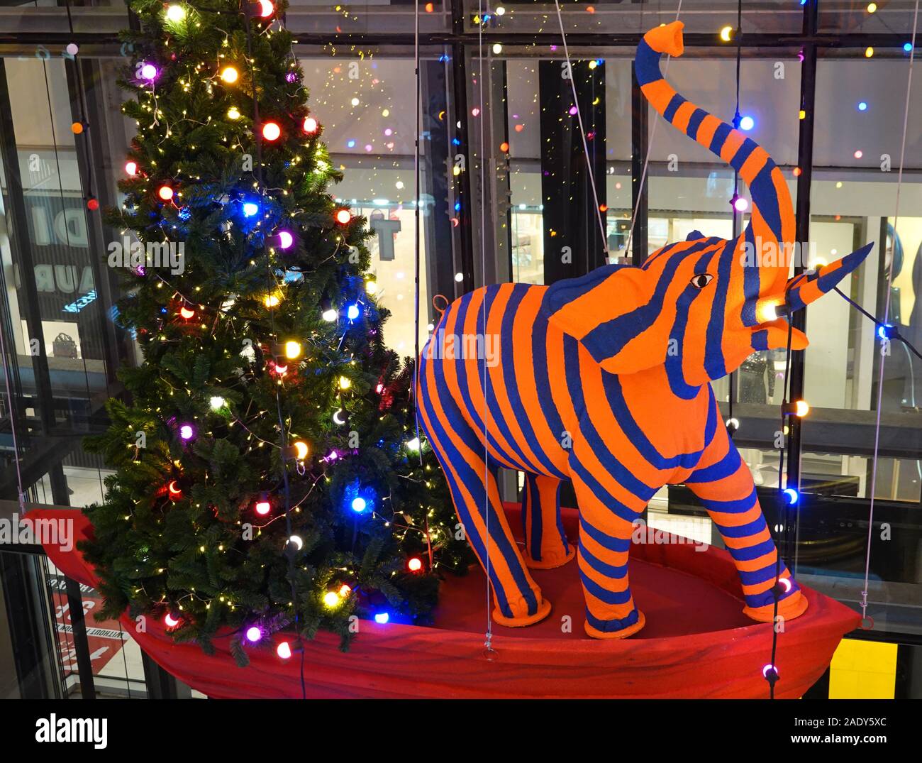 Sukhumvit Bangkok, Thailandia, 11.20.2019, Natale e Anno Nuovo decorazione in Emquartier shopping mall Foto Stock