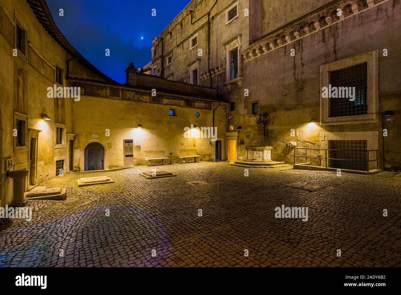 Notte Vista dentro le mura di Castel Sant'Angelo a Roma, Italia. Ottobre-23-2019 Foto Stock