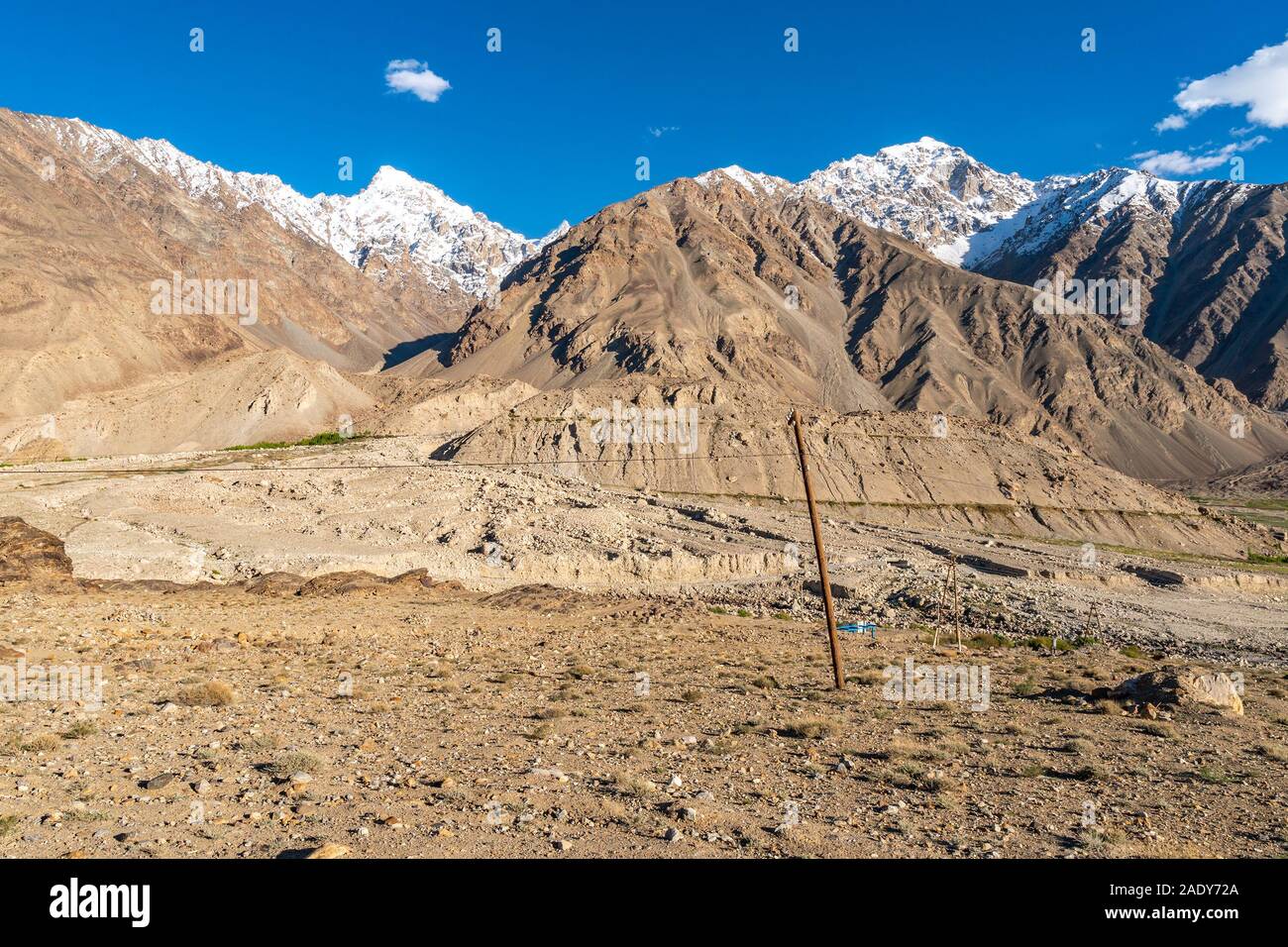 Pamir Highway Wakhan corridoio vista con Panj River Valley e Afghanistan montagne innevate su una soleggiata cielo blu giorno Foto Stock