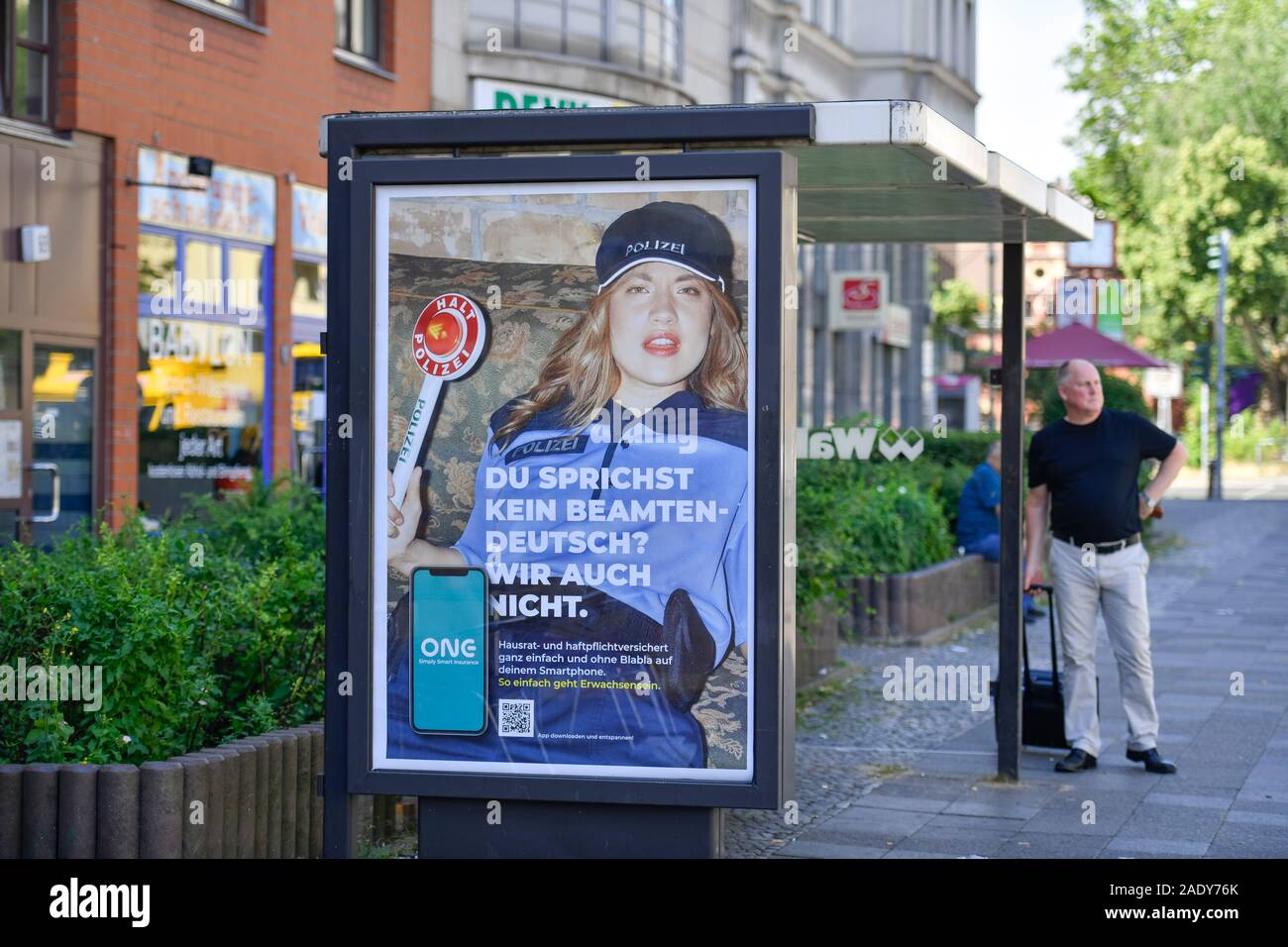 Werbung, uno Versicherung, Bushaltestelle, Spandauer Damm, Charlottenburg di Berlino, Deutschland Foto Stock