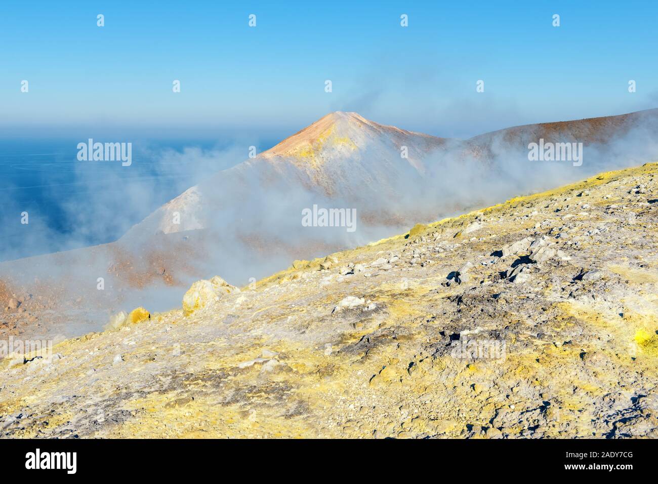 Fumarole di zolfo sulla cima del cratere di vulcano, islandsn Eolie, Italia Foto Stock