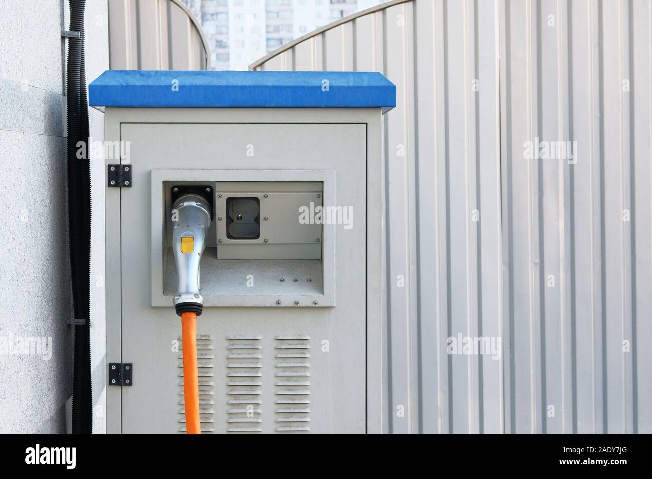 Eco-friendly concetto di trasporto. Auto elettrica stazione caricabatterie installato in parcheggio. Foto Stock