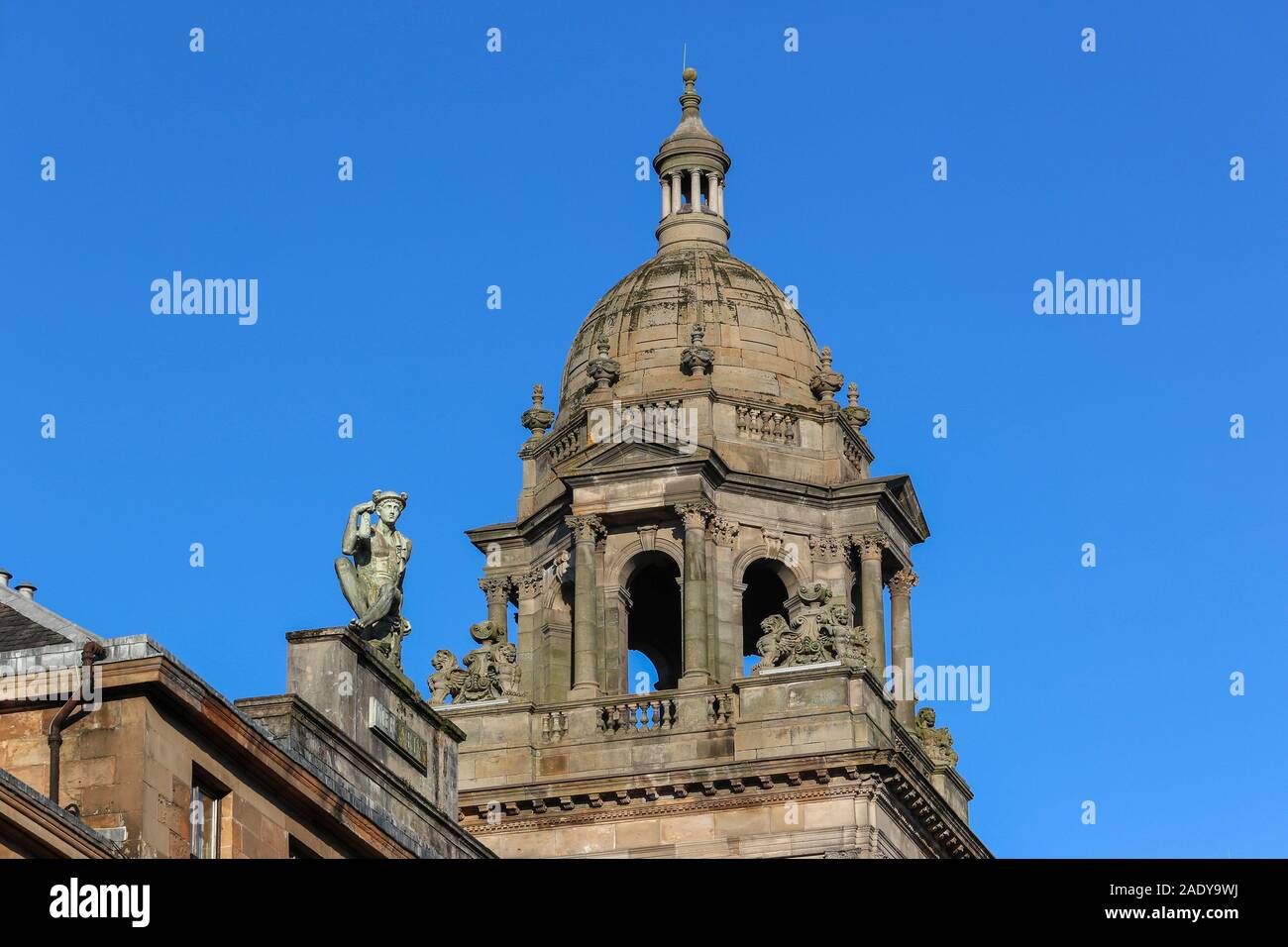 Dettagli architettonici su la Capella Della City Chambers e George Square, Glasgow con la statua di Mercurio, il dio italiano su un tetto nelle vicinanze Foto Stock