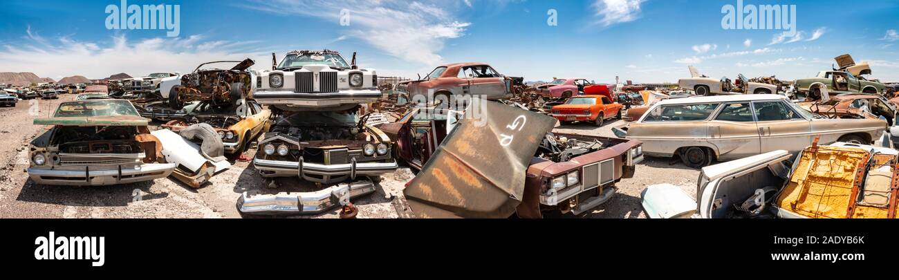 Panorama di sessanta vetture americane in un deserto junkyard vicino a Phoenix in Arizona Foto Stock