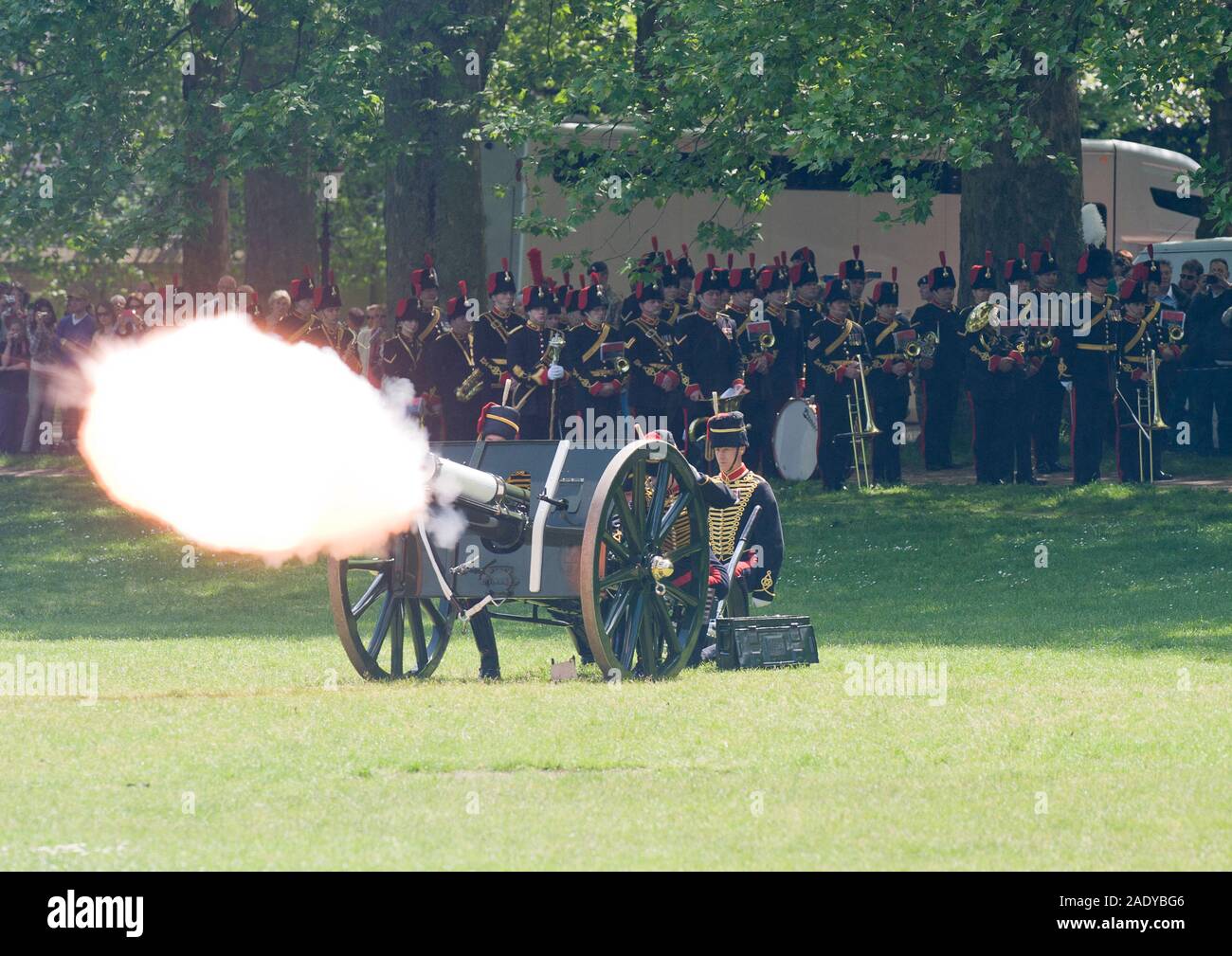 Un Royal 41 gun salute nel parco verde dal re della truppa Royal cavallo compagnia di artiglieria in onore del sessantesimo anniversario dell' ascesa al trono di Sua Maestà la regina nel 2013. Foto Stock